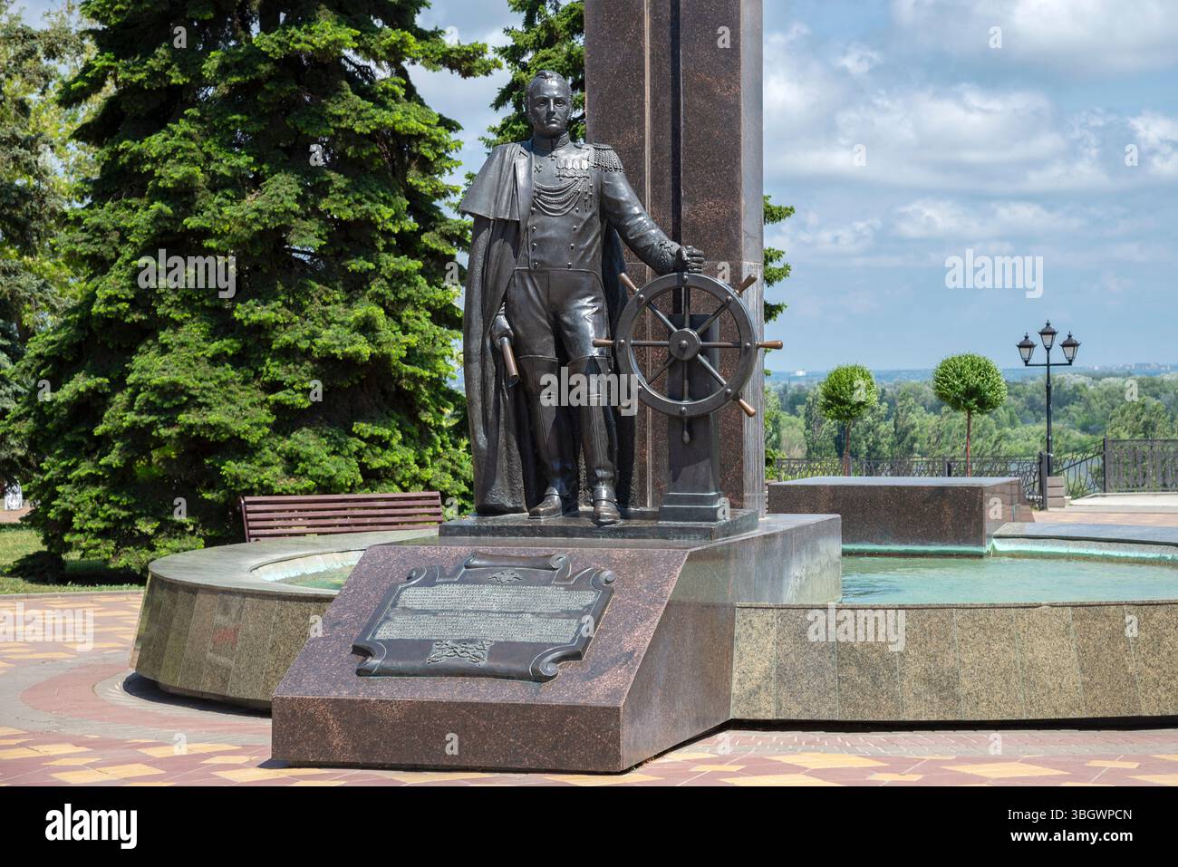 AZOV, RUSSIE - 21 MAI 2025 : Monument à l'amiral Mikhaïl Petrovich Lazarev. Azov, région de Rostov Banque D'Images