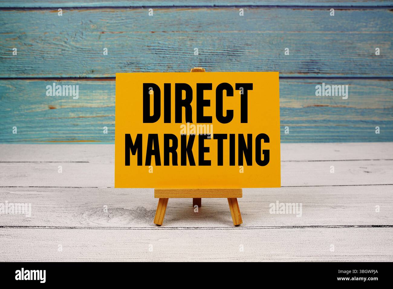 Texte de marketing direct écrit sur carte papier sur fond en bois Banque D'Images