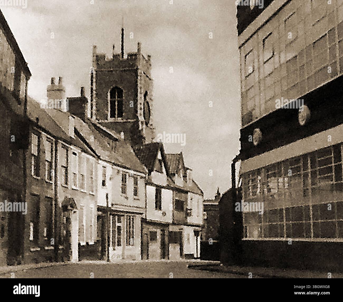 Circa 1950 Princess Street, Norwich avec l'usine de chaussures de Bally (à droite). L'usine sur Hall Road, comportait une cheminée emblématique. L'usine a été démolie en 2015 pour laisser place à un développement moderne qui a fourni plus de 400 emplois Banque D'Images