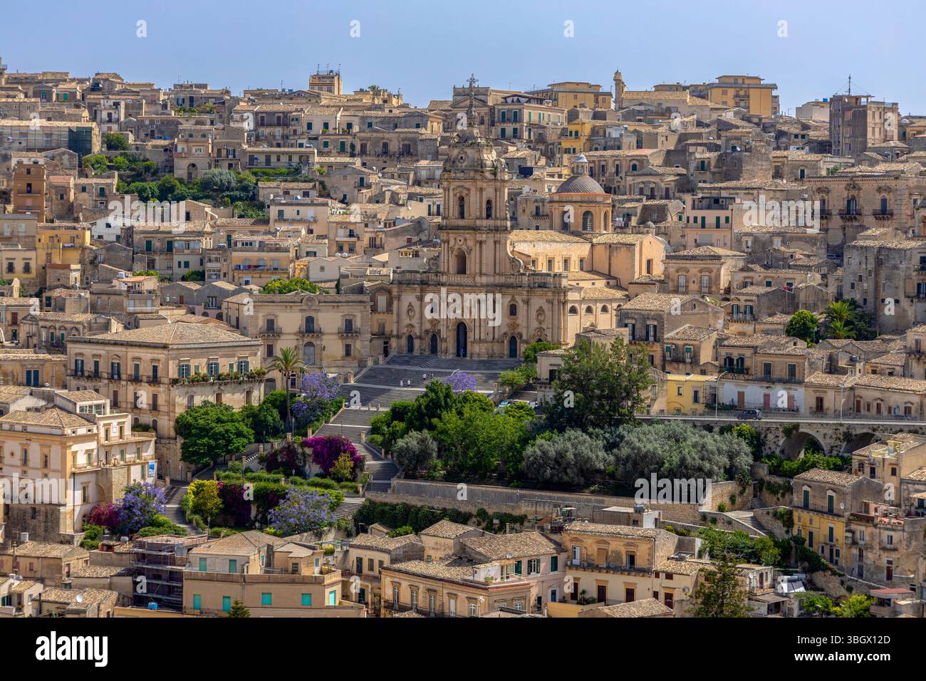 MODICA, ITALIE, 23 JUIN 2023 - vue panoramique de Modica avec la cathédrale Saint-Georges à Modica, province de Raguse, Sicile, Italie Banque D'Images