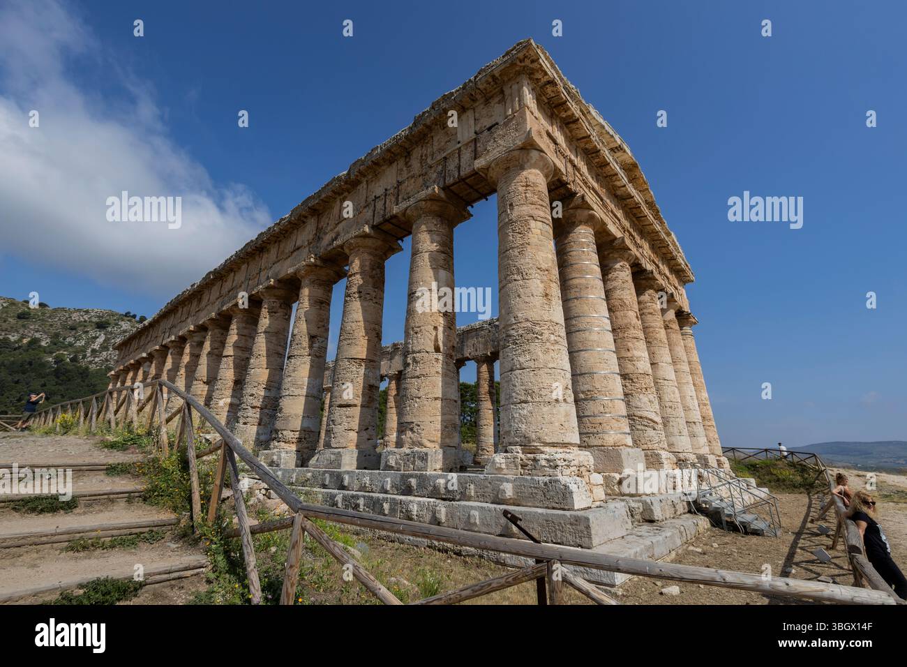 SEGESTA, ITALIE, 1 JUILLET 2023 - le Temple ou Grand Temple de Segesta, dans le territoire municipal de Calatafimi Segesta, province de Trapani, Italie Banque D'Images