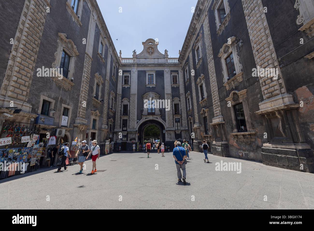 CATANE, ITALIE, 19 JUIN 2023 - Uzeda porte dans le centre historique de Catane, Sicile, Italie Banque D'Images