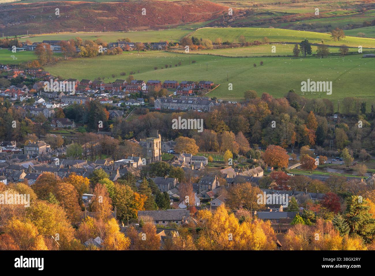 Angleterre, Northumberland, Rothbury. La ville marchande de Rothbury vue ci-dessus des collines voisines des terrasses de Rothbury. Banque D'Images