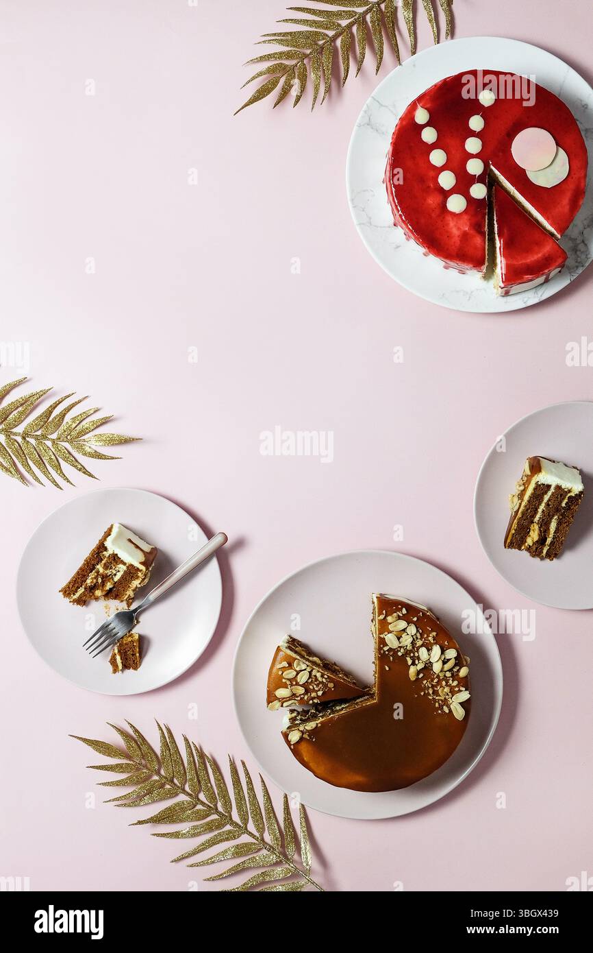 Une délicieuse variété de beaux gâteaux sur un fond rose, avec des éléments décoratifs Banque D'Images