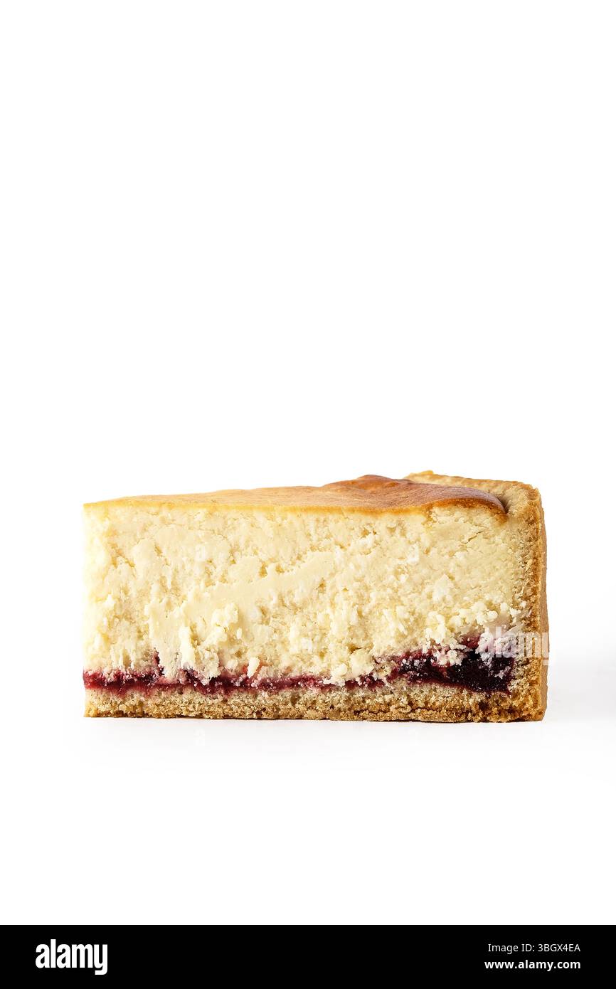 Dégustez une délicieuse tranche de cheesecake crémeuse recouverte d'une délicieuse couche de baies Banque D'Images