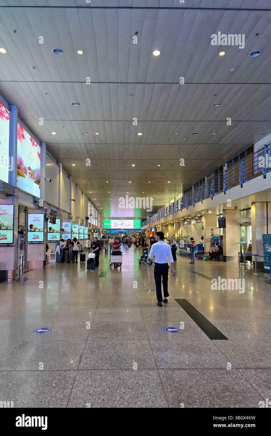 Ho Chi Minh-ville, Vietnam - 10 octobre 2024 : salon de départ de l'aéroport Tan son Nhat, Ho Chi Minh-ville, Vietnam - Image de stock capturée avec un smartphone
