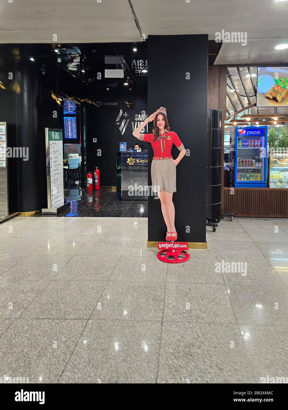 Ho Chi Minh-ville, Vietnam - 10 octobre 2024 : salon de départ de l'aéroport Tan son Nhat, Ho Chi Minh-ville, Vietnam - Image de stock capturée avec un smartphone