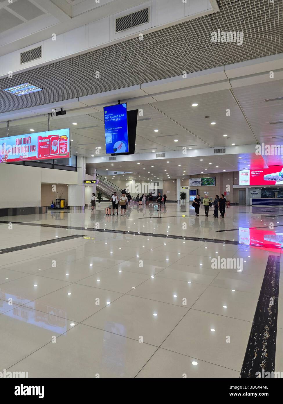 Ho Chi Minh-ville, Vietnam - 10 octobre 2024 : salon de départ de l'aéroport Tan son Nhat, Ho Chi Minh-ville, Vietnam - Image de stock capturée avec un smartphone