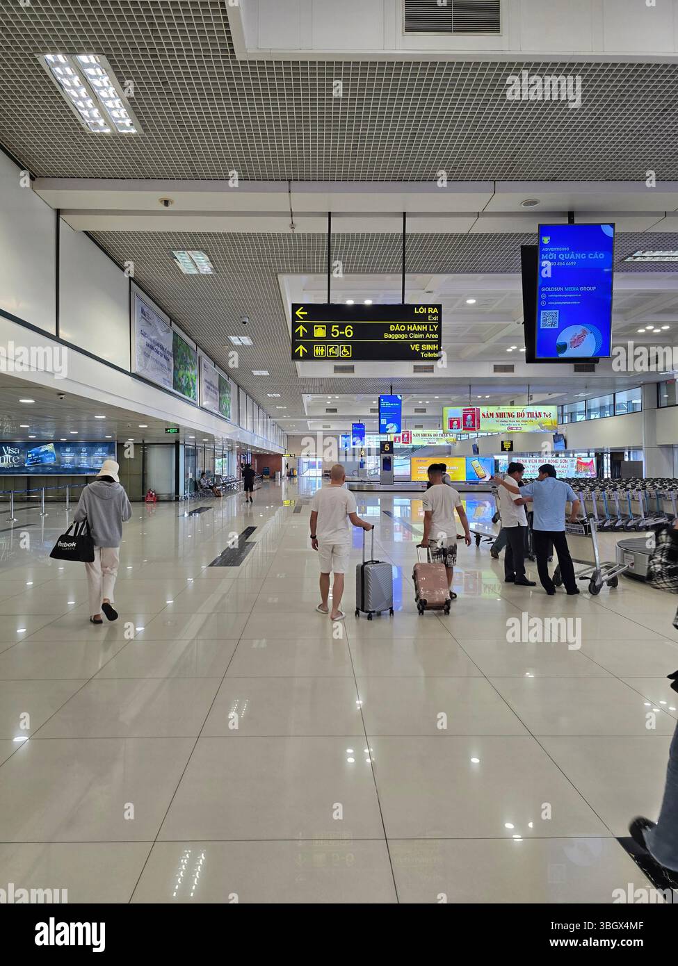 Ho Chi Minh-ville, Vietnam - 10 octobre 2024 : salon de départ de l'aéroport Tan son Nhat, Ho Chi Minh-ville, Vietnam - Image de stock capturée avec un smartphone