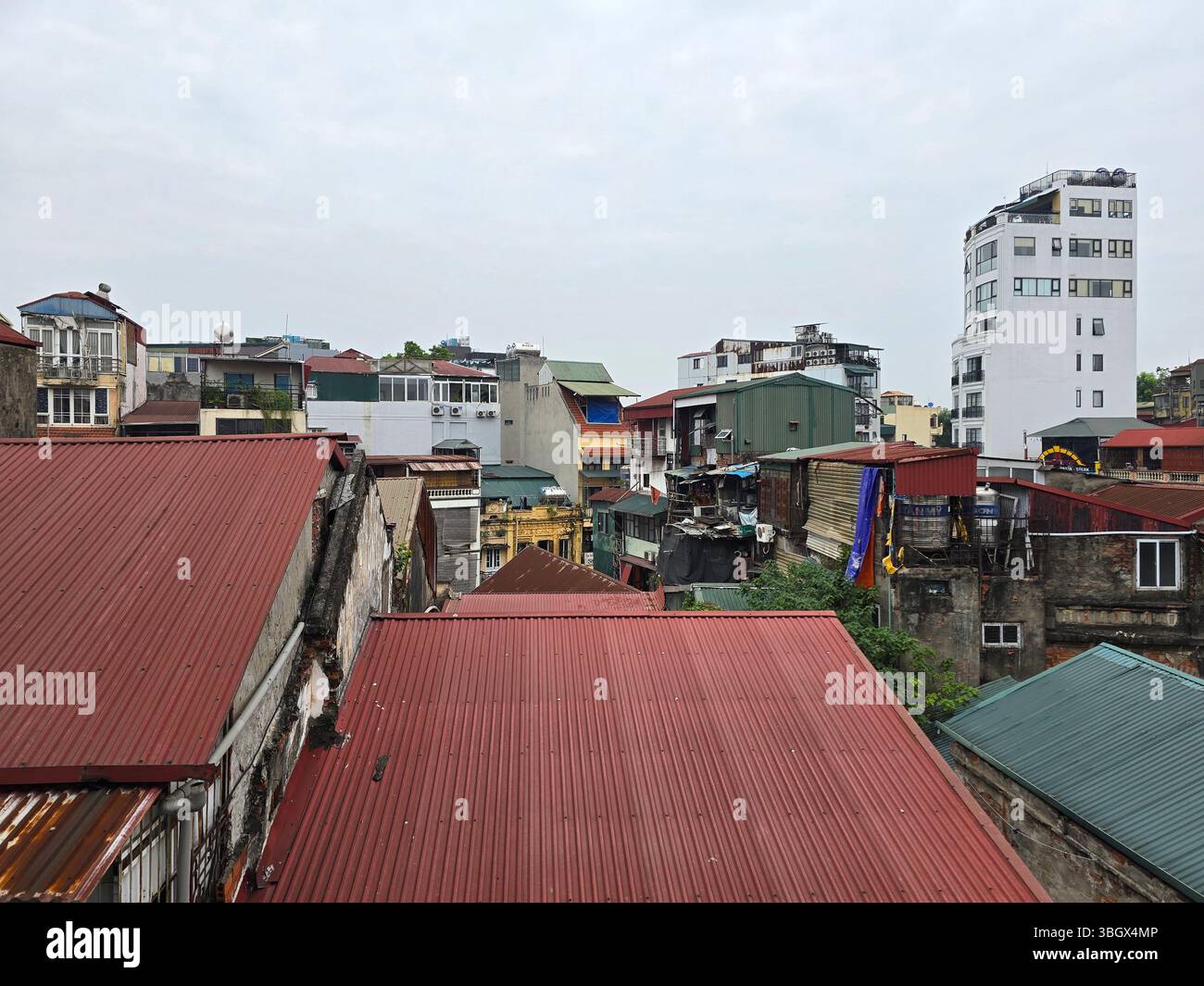 Hanoi, Vietnam - 10 octobre 2024 : Backstreet of Hanoi Old Town, Vietnam. - Image de stock capturée avec un smartphone