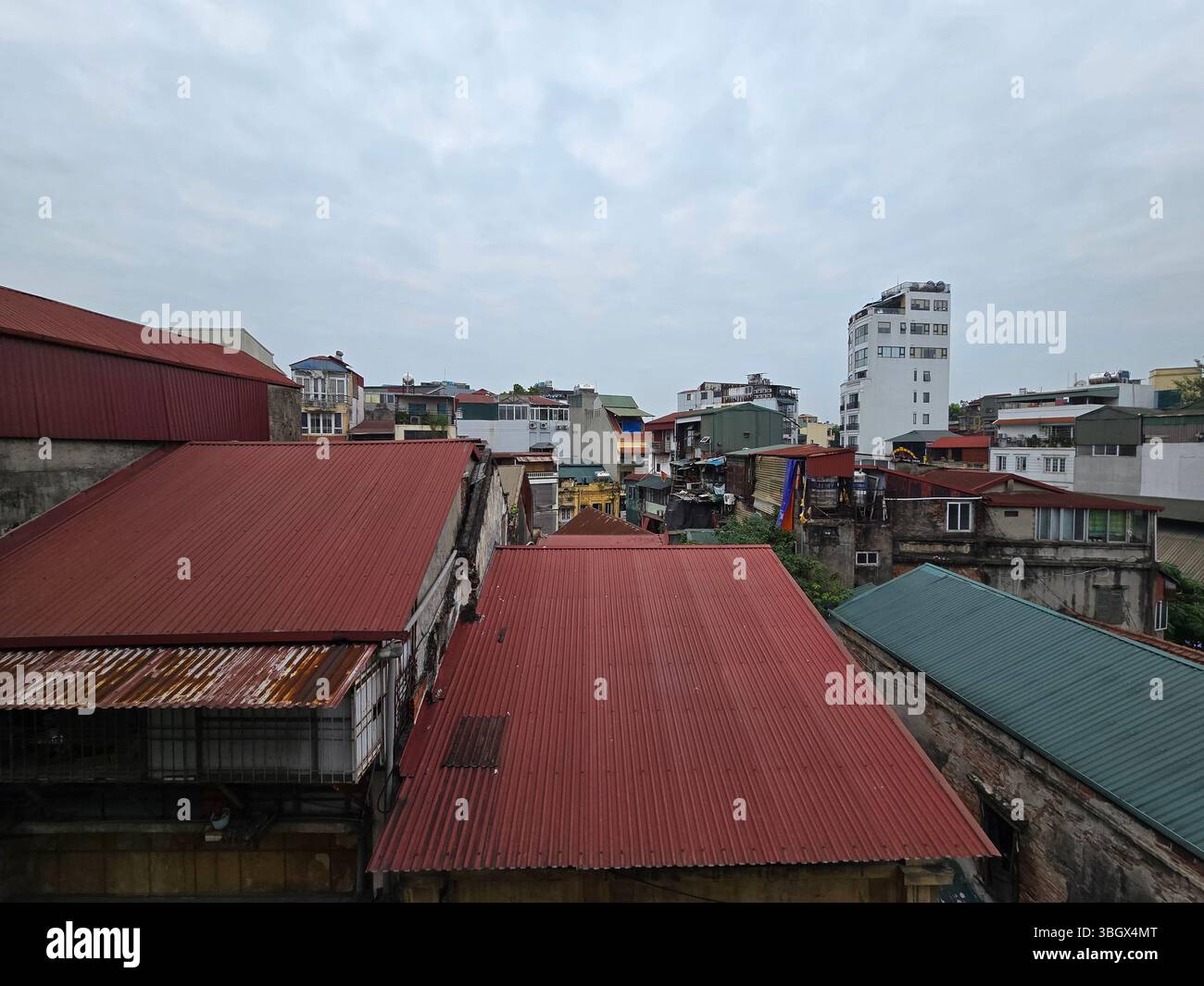 Hanoi, Vietnam - 10 octobre 2024 : Backstreet of Hanoi Old Town, Vietnam. - Image de stock capturée avec un smartphone