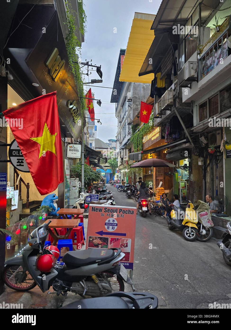Hanoi, Vietnam - 10 octobre 2024 : Backstreet of Hanoi Old Town, Vietnam. - Image de stock capturée avec un smartphone