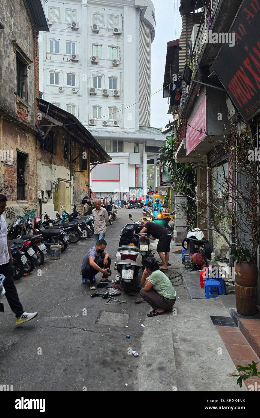 Hanoi, Vietnam - 10 octobre 2024 : Backstreet of Hanoi Old Town, Vietnam. - Image de stock capturée avec un smartphone