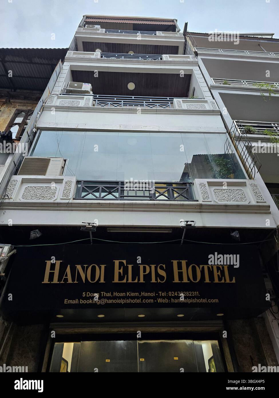 Hanoi, Vietnam - 10 octobre 2024 : Backstreet of Hanoi Old Town, Vietnam. - Image de stock capturée avec un smartphone