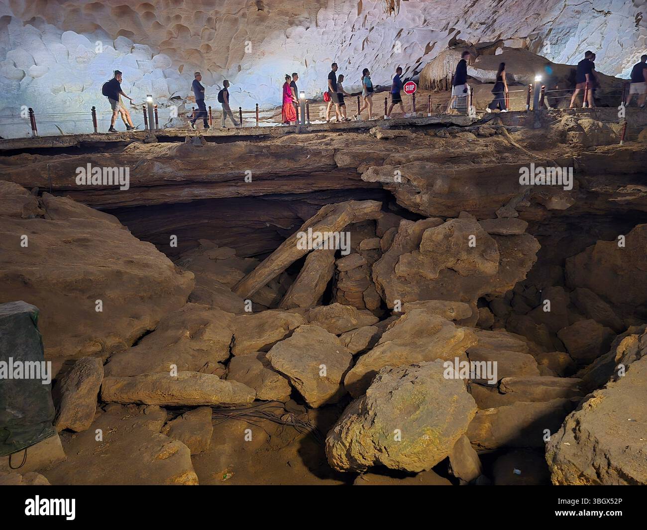 Ha long Bay, Vietnam - 10 octobre 2024 : Thien Cung Cave Heavenly Palace Grotte de la baie d'Halong, à 4 km de l'île de Dau Go, la plus belle primitive CA - Image de stock capturée avec un smartphone