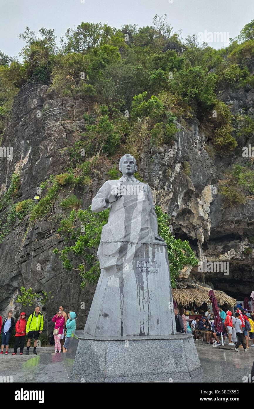 Doha, Qatar - 10 octobre 2025 : Statue Gherman Titov Titop-Insel, Halong-Bucht Vietnam - Image de stock capturée avec un smartphone