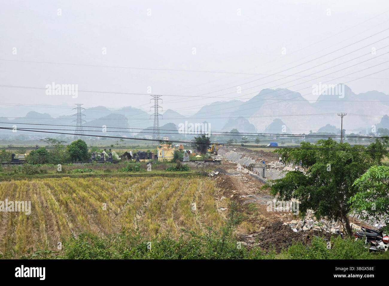 Nunh Binh, Vietnam - 10 octobre 2025 : complexe paysager panoramique de Trang an dans la province de Ninh Binh, Vietnam - Un site du patrimoine mondial de l'UNESCO. Un paysage wi - Image de stock capturée avec un smartphone