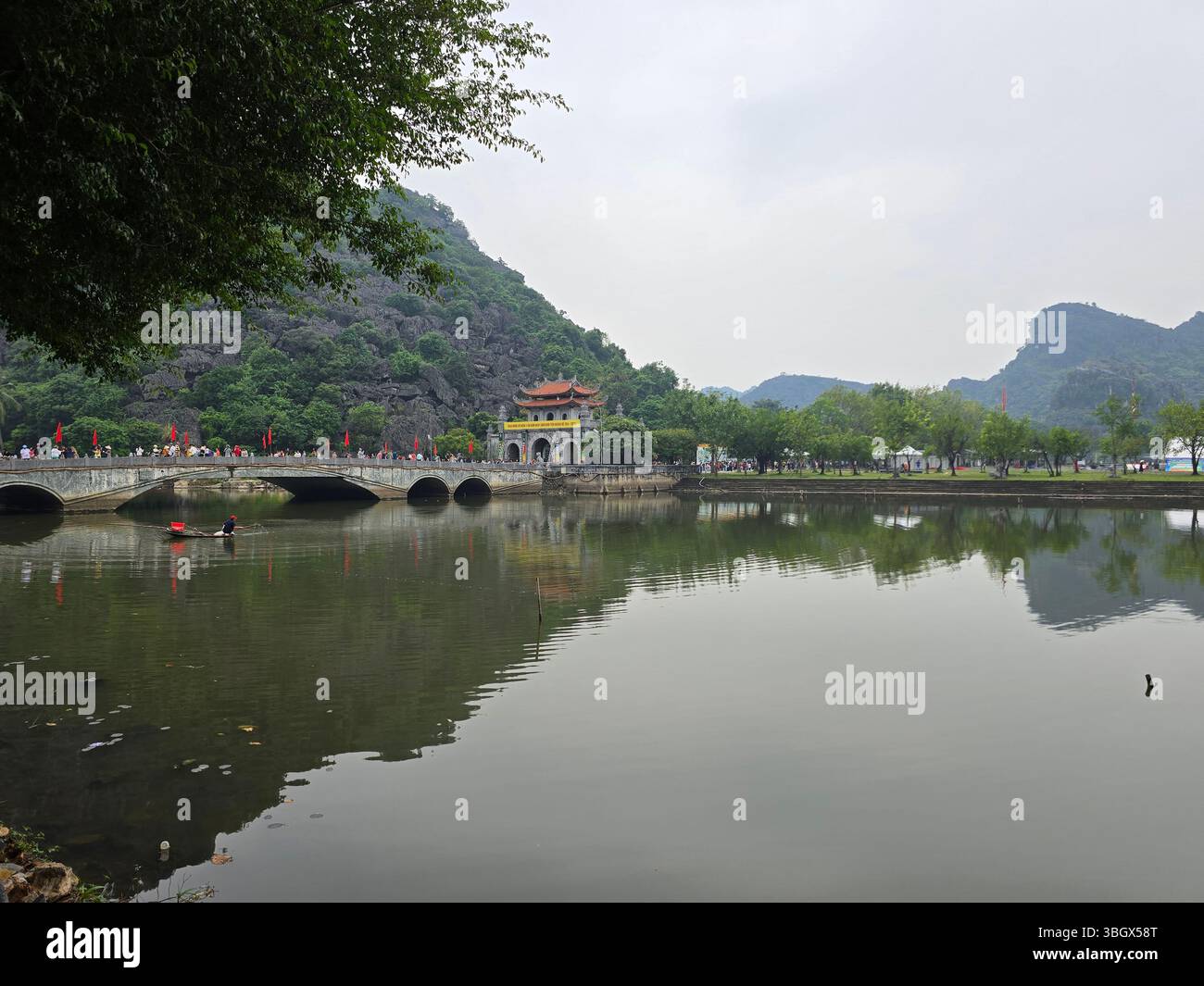 Ninh Bình, Vietnam - 10 octobre 2024 : le temple du roi Dinh Tien Hoang Hoa lu, Ninh Binh, Vietnam - Image de stock capturée avec un smartphone