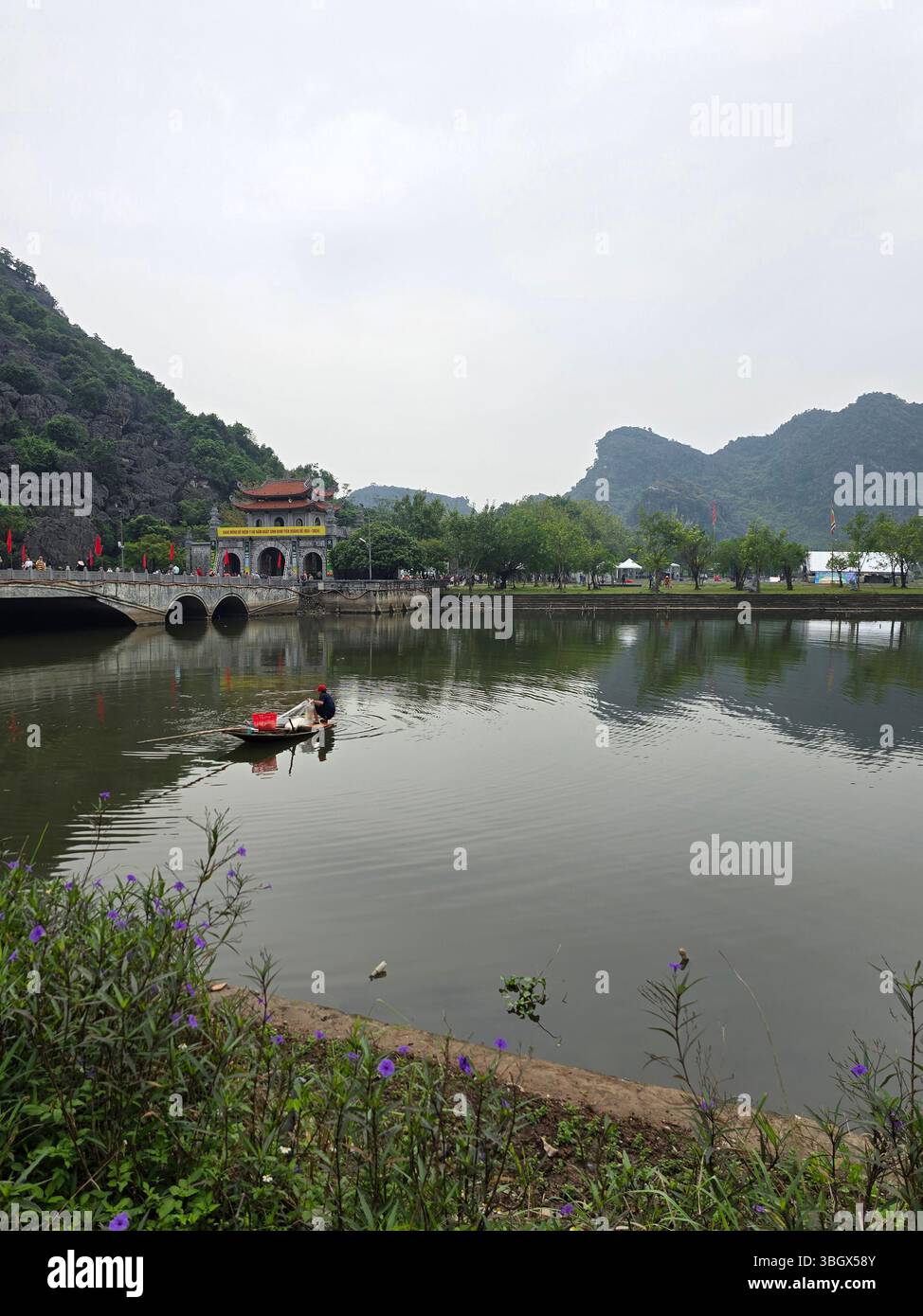 Ninh Bình, Vietnam - 10 octobre 2024 : le temple du roi Dinh Tien Hoang Hoa lu, Ninh Binh, Vietnam - Image de stock capturée avec un smartphone
