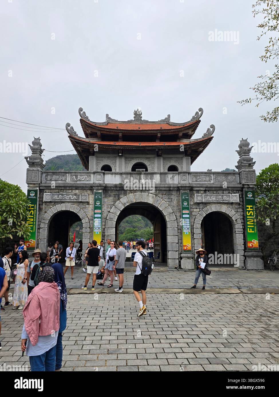 Ninh Bình, Vietnam - 10 octobre 2024 : le temple du roi Dinh Tien Hoang Hoa lu, Ninh Binh, Vietnam - Image de stock capturée avec un smartphone