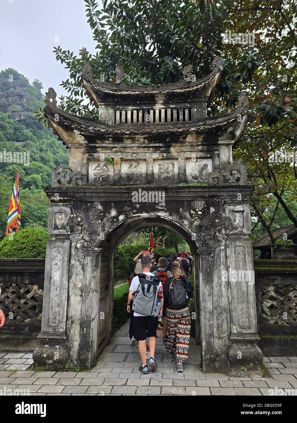 Ninh Bình, Vietnam - 10 octobre 2024 : le temple du roi Dinh Tien Hoang Hoa lu, Ninh Binh, Vietnam - Image de stock capturée avec un smartphone