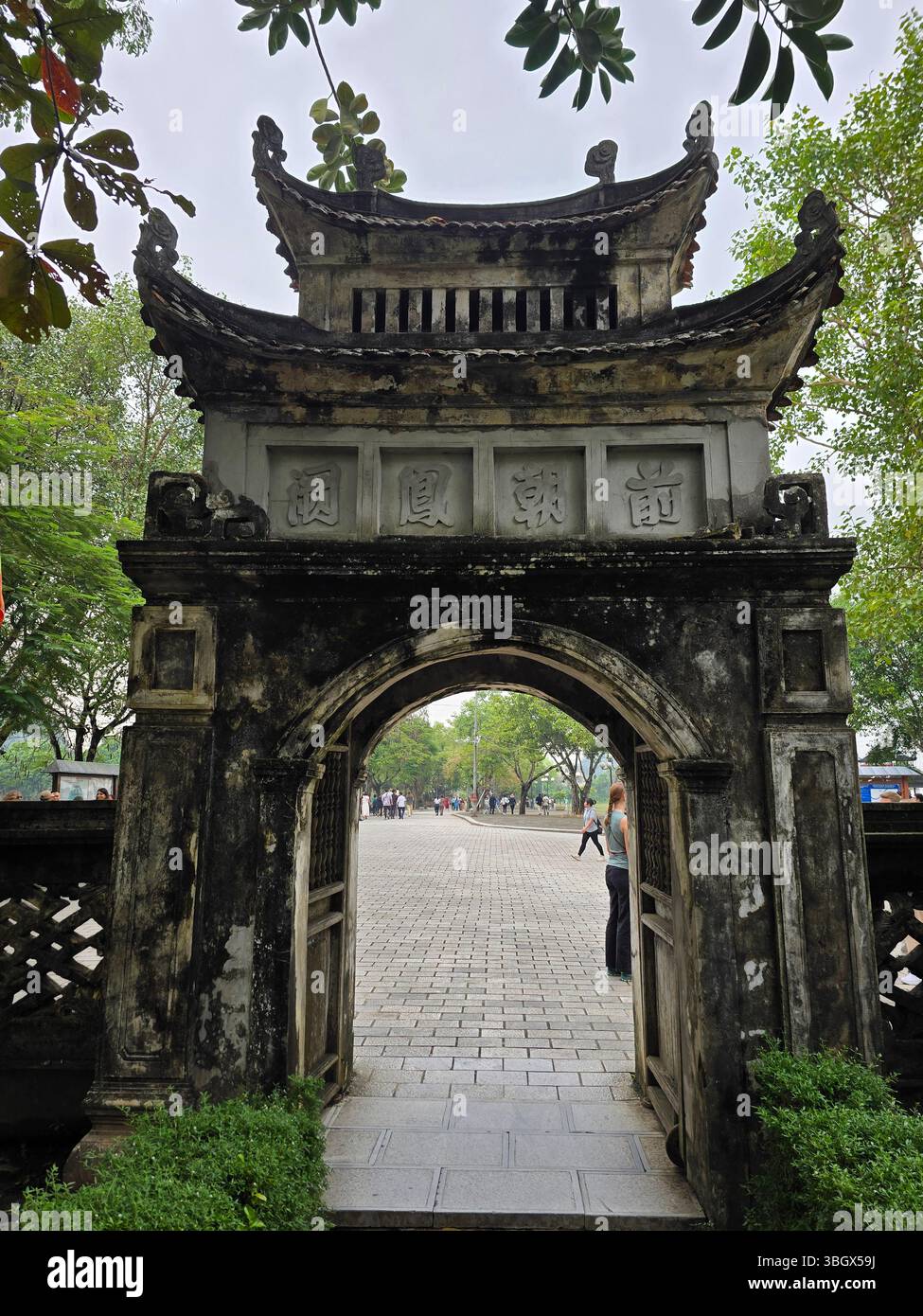 Ninh Bình, Vietnam - 10 octobre 2024 : le temple du roi Dinh Tien Hoang Hoa lu, Ninh Binh, Vietnam - Image de stock capturée avec un smartphone