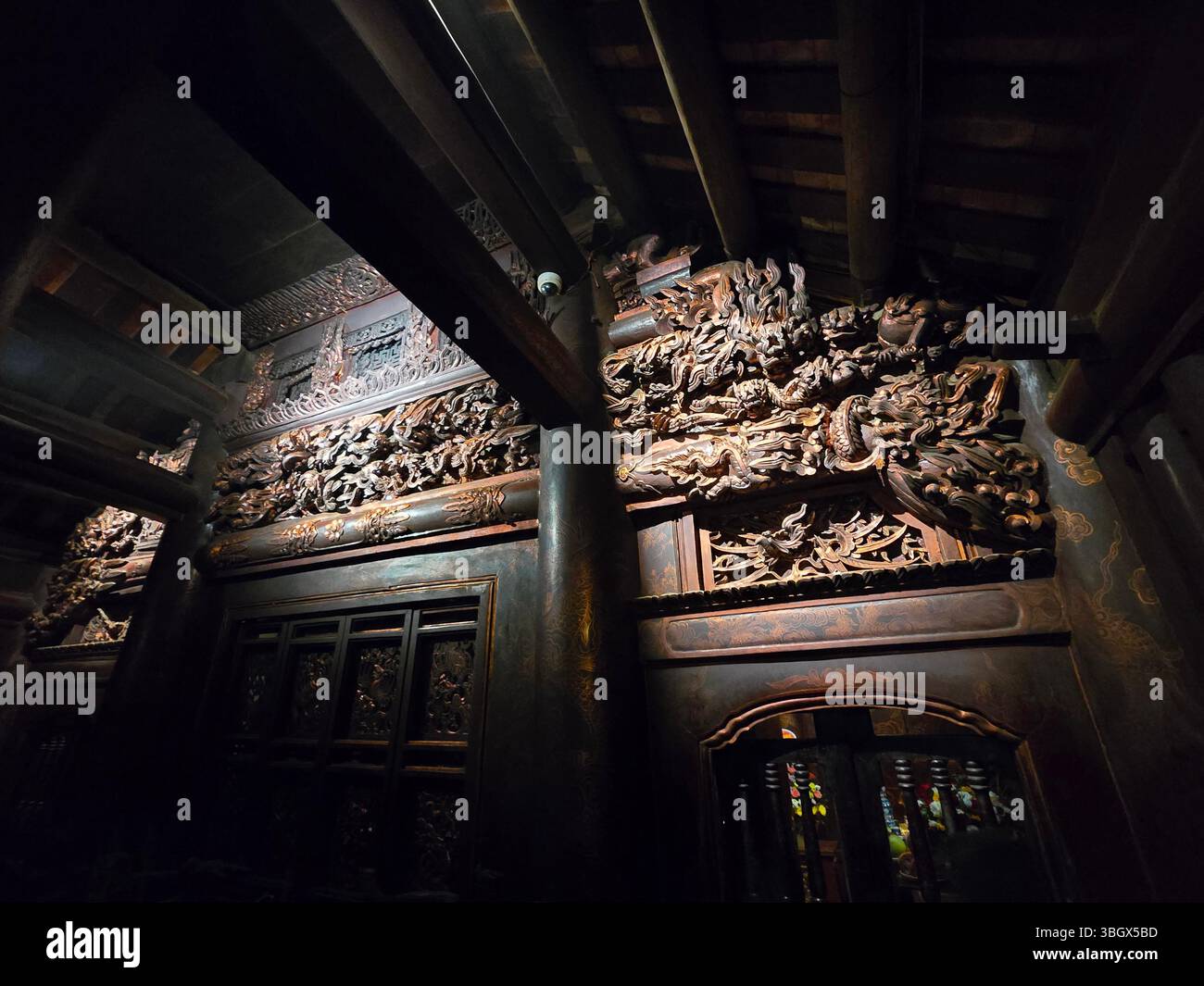 Ninh Bình, Vietnam - 10 octobre 2024 : le temple du roi Dinh Tien Hoang Hoa lu, Ninh Binh, Vietnam - Image de stock capturée avec un smartphone