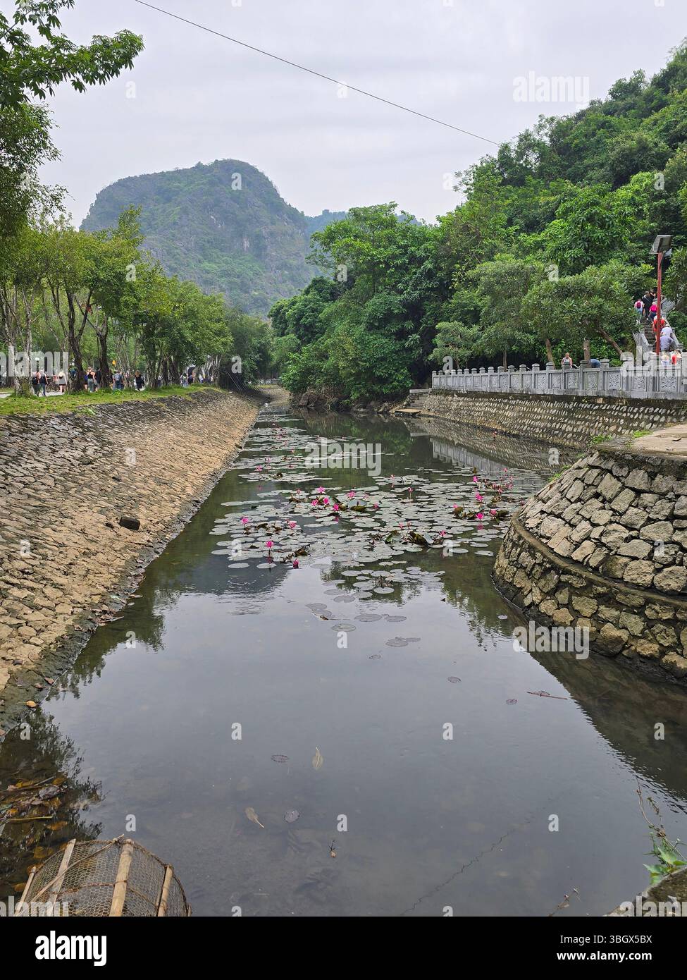 Nunh Binh, Vietnam - 10 octobre 2025 : complexe paysager panoramique de Trang an dans la province de Ninh Binh, Vietnam - Un site du patrimoine mondial de l'UNESCO. Un paysage wi - Image de stock capturée avec un smartphone