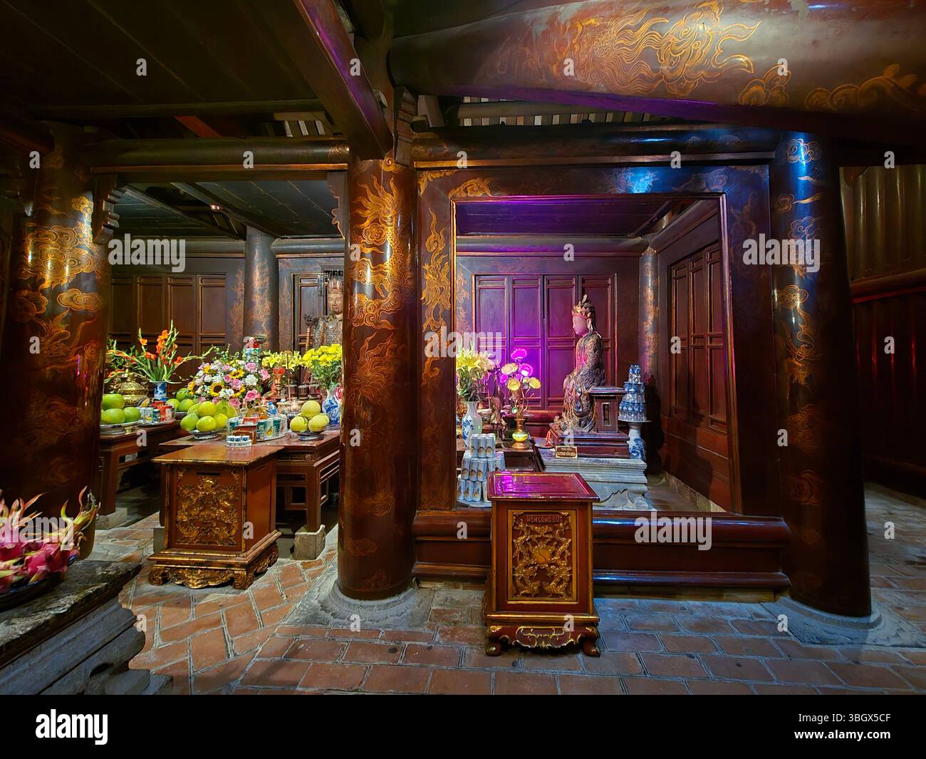 Ninh Bình, Vietnam - 10 octobre 2024 : le temple du roi Dinh Tien Hoang Hoa lu, Ninh Binh, Vietnam - Image de stock capturée avec un smartphone
