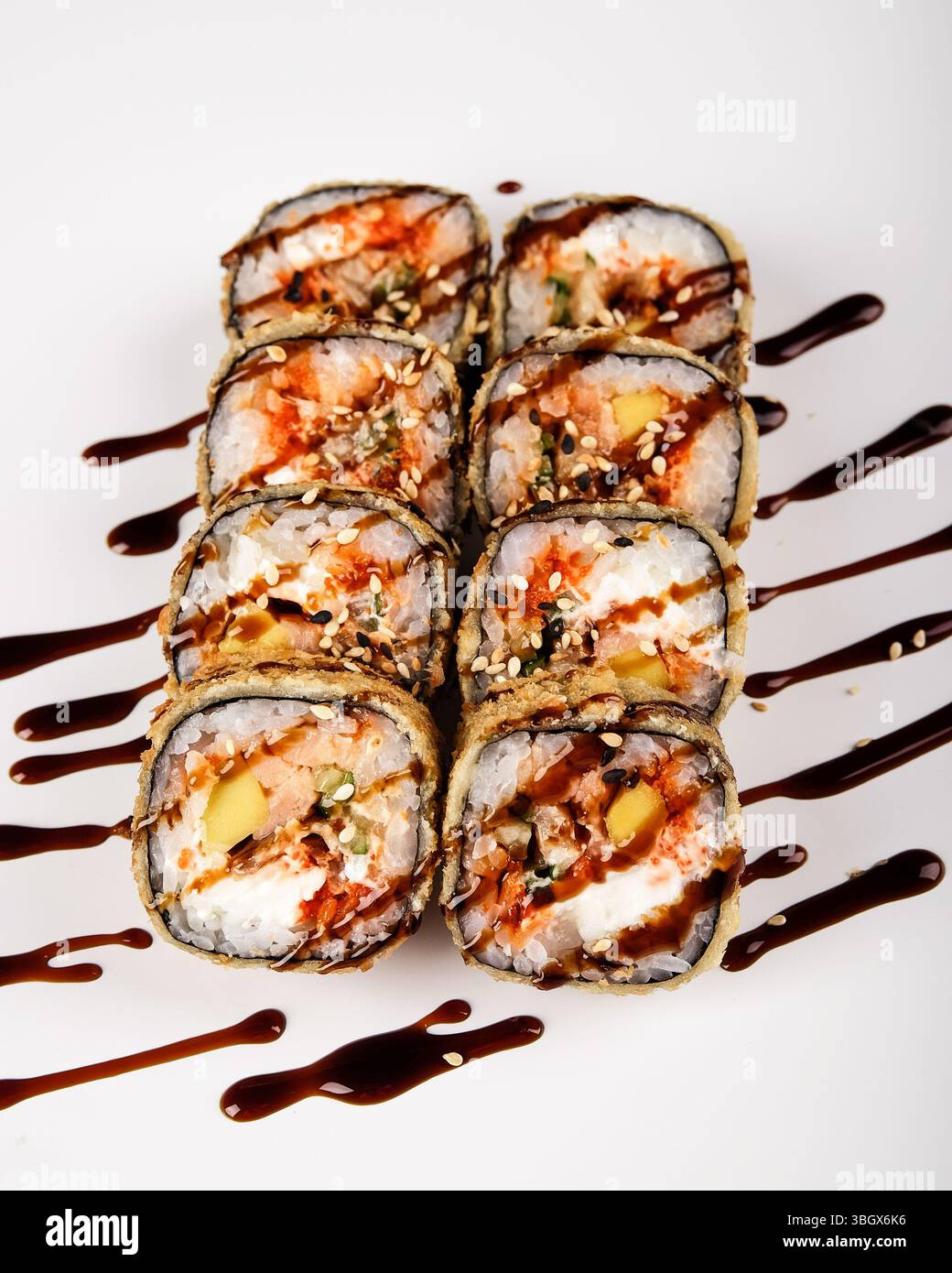 Savourez ces délicieux Sushi Rolls, savamment confectionnés avec de la sauce arrosée et de la garniture vibrante Banque D'Images