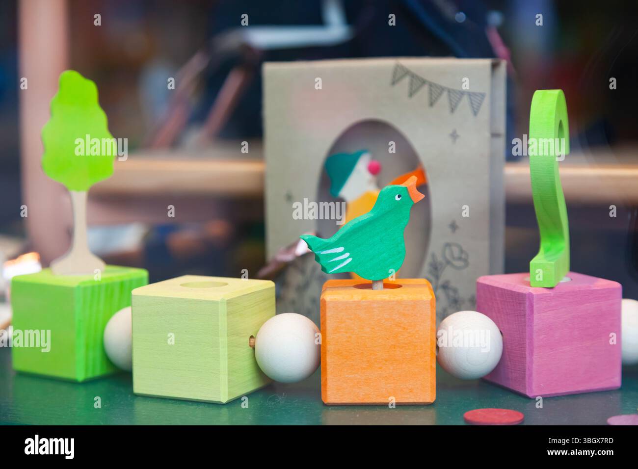 Jouets éducatifs en bois pour enfants. Banque D'Images