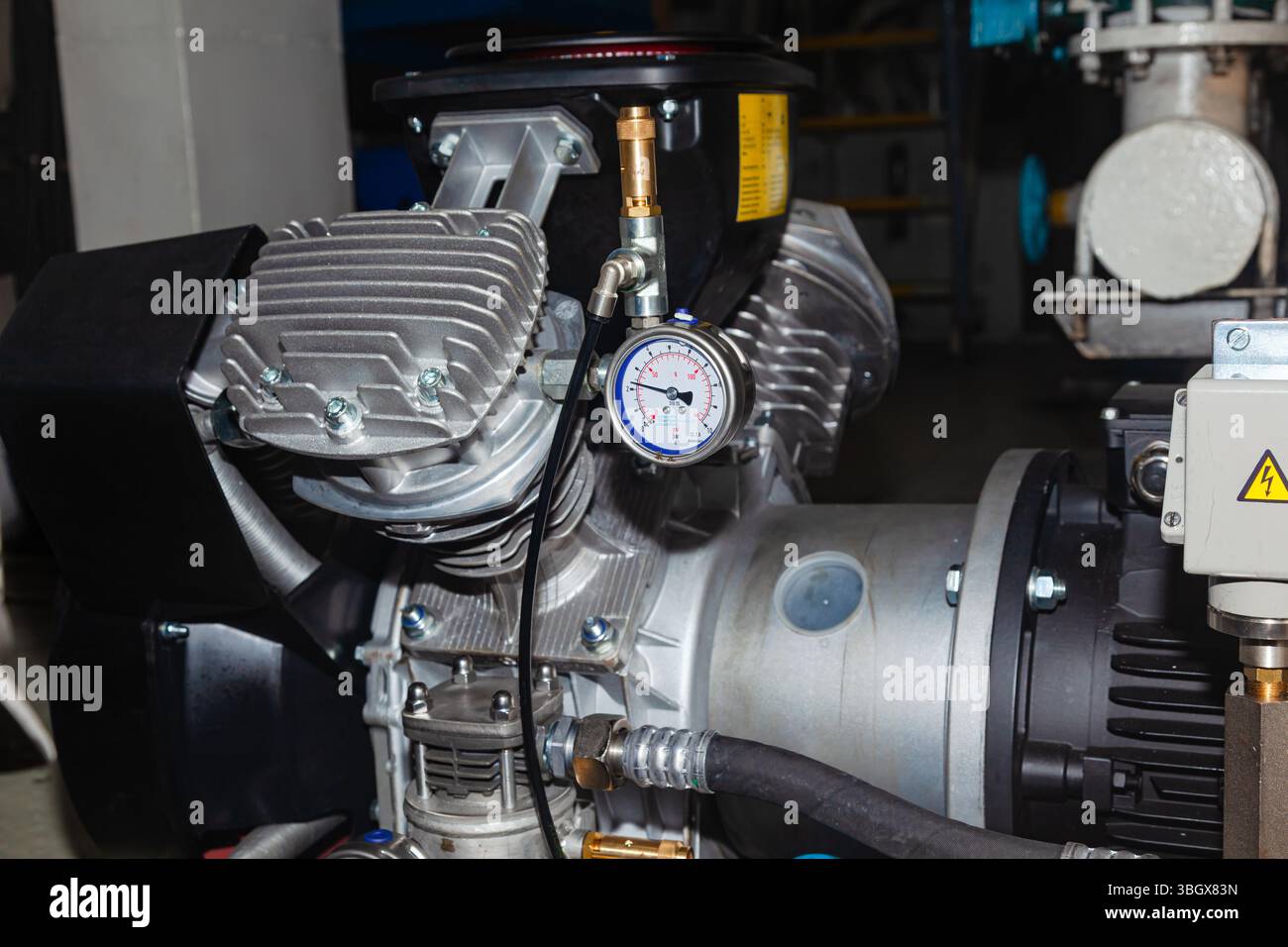 Compresseur d'air industriel installé et connecté. Banque D'Images