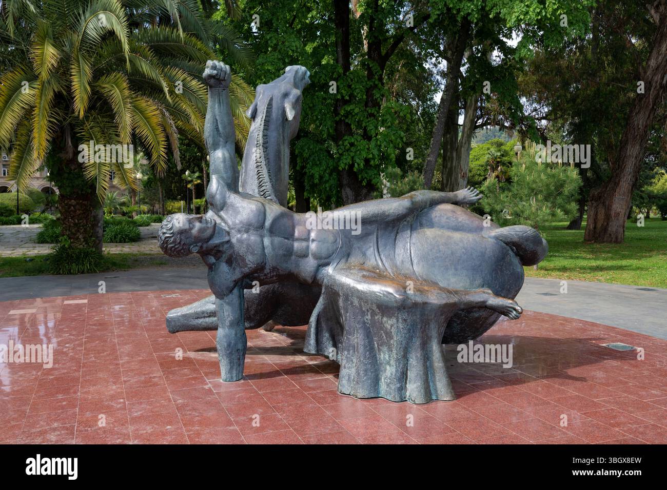 SUKHUM, ABKHAZIE - 17 MAI 2025 : Monument aux Mouhajirs un jour ensoleillé de mai Banque D'Images