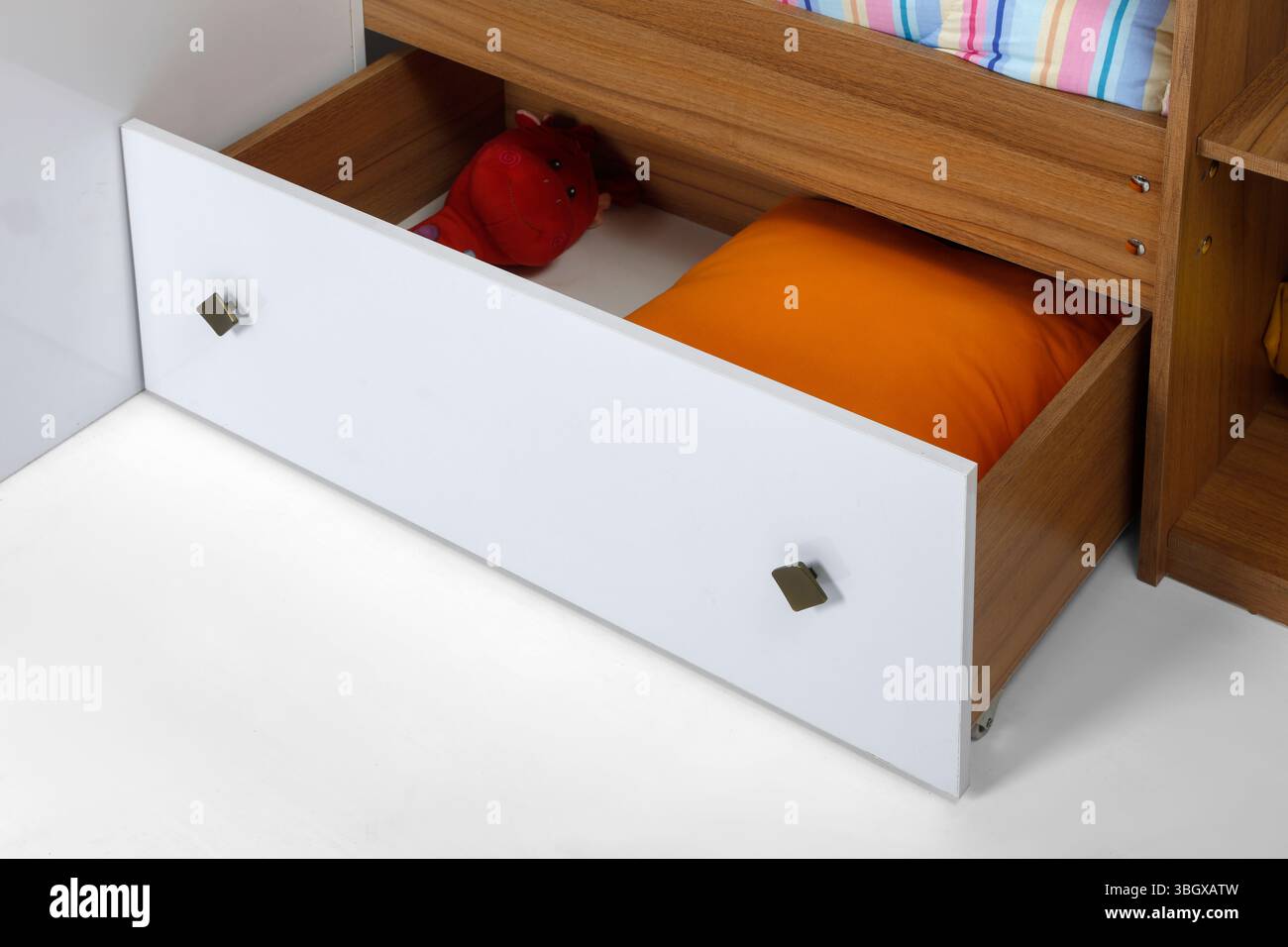 Boîte de lit de bébé isolée sur fond blanc. Banque D'Images