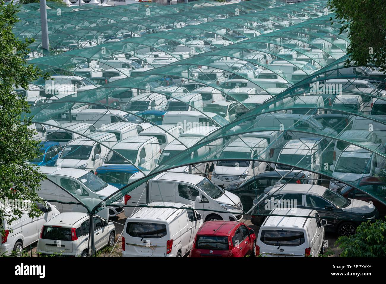 le marché automobile connaît de nombreux camps en raison de l'arrivée massive des voitures électriques et hybrides, les entrepôts sont pleins, les tâches de trump peuvent affecter et mettre Banque D'Images