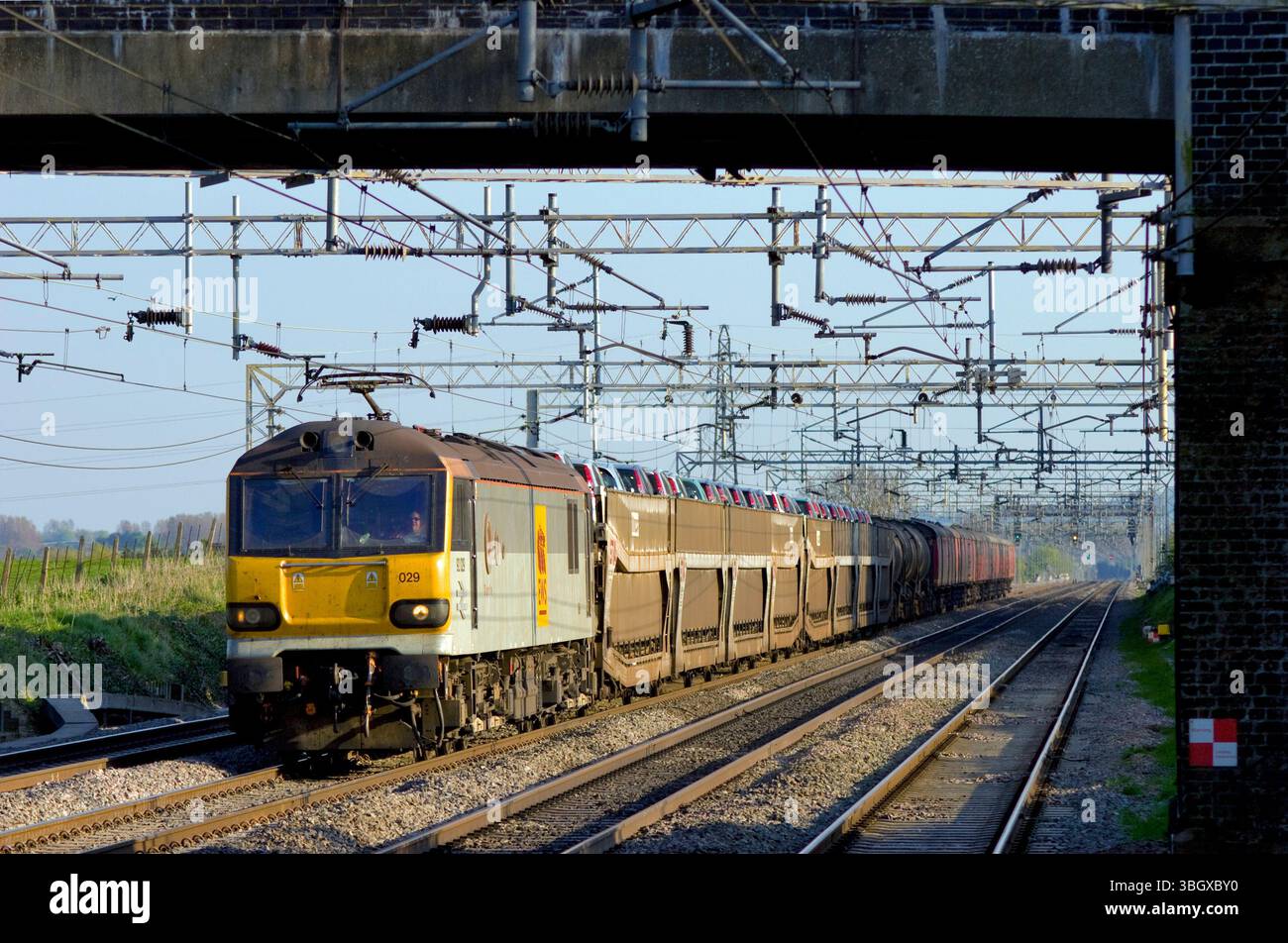 Locomotive électrique de classe 92 no 92029 fonctionnant le fret d'entreprise à Cheddington sur la ligne principale de la côte ouest le 18 avril 2007. Banque D'Images