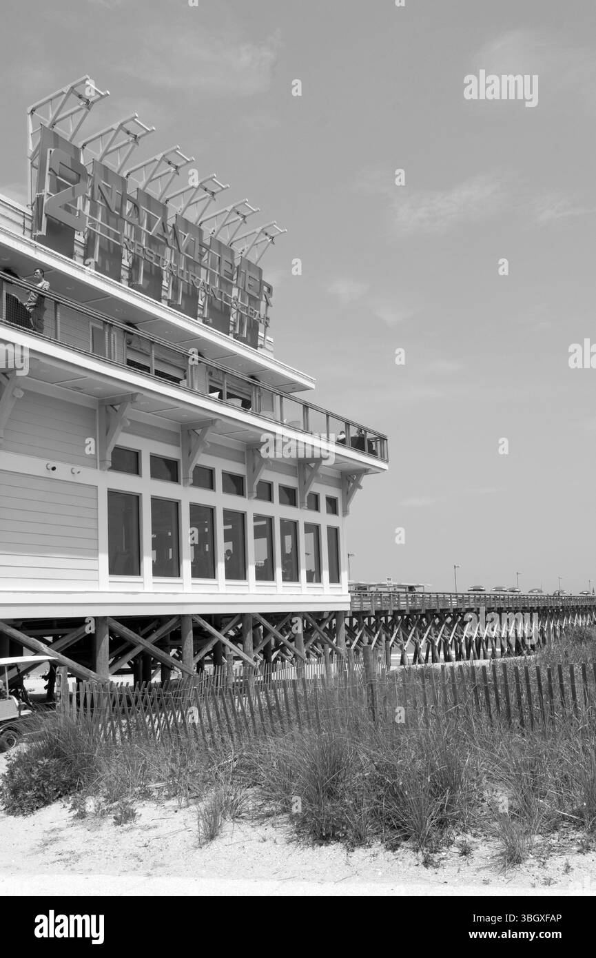 Vue panoramique de la jetée de la 2e Avenue qui s'étend dans l'océan Atlantique à Myrtle Beach, Caroline du Sud, États-Unis. Banque D'Images