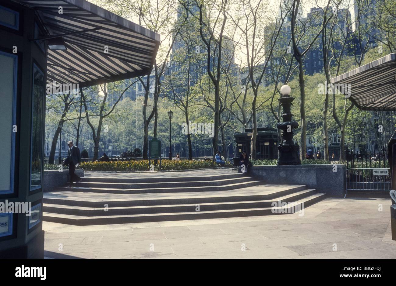 Image d'archive des années 1990 de Bryant Park à New York. Banque D'Images