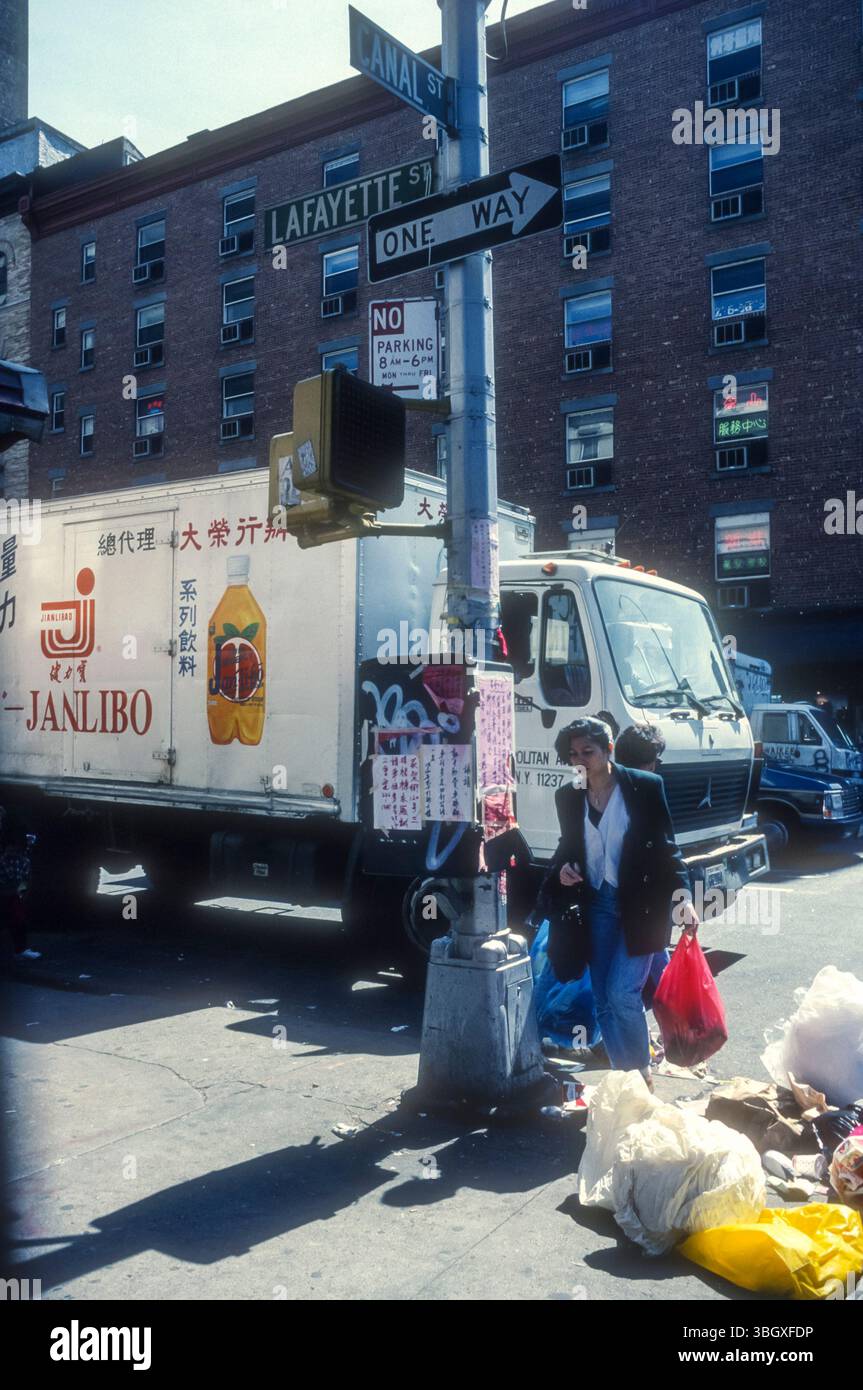 Photographie d'archive de 1994 du coin de canal Street et Lafayette Street, New York. Banque D'Images