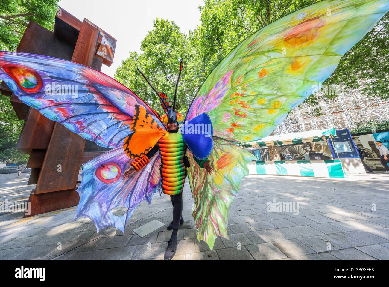 Imperial College Londres, Royaume-Uni. 06 juin 2025. A la veille du grand festival de la route de l'exposition, un costume de papillon coloré inmense a été dévoilé par l'Imperial College, 4 Mt d'ailes de haut, en préparation du festival Butterflys Carnival 6-7 mai Exhibition Road.Paul Quezada-Neiman/Alamy Live News Credit : Paul Quezada-Neiman/Alamy Live News Banque D'Images