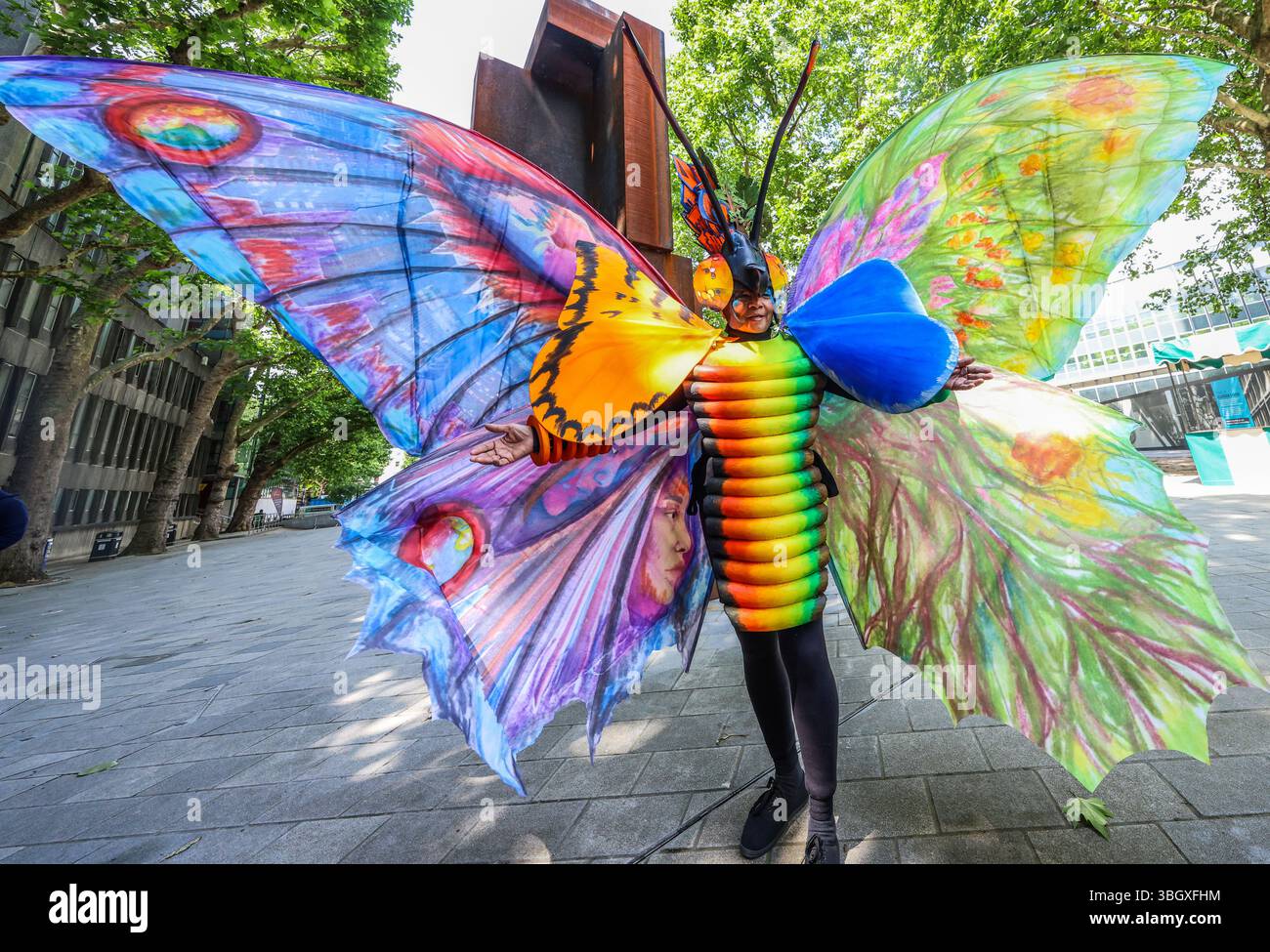 Imperial College Londres, Royaume-Uni. 06 juin 2025. A la veille du grand festival de la route de l'exposition, un costume de papillon coloré inmense a été dévoilé par l'Imperial College, 4 Mt d'ailes de haut, en préparation du festival Butterflys Carnival 6-7 mai Exhibition Road.Paul Quezada-Neiman/Alamy Live News Credit : Paul Quezada-Neiman/Alamy Live News Banque D'Images