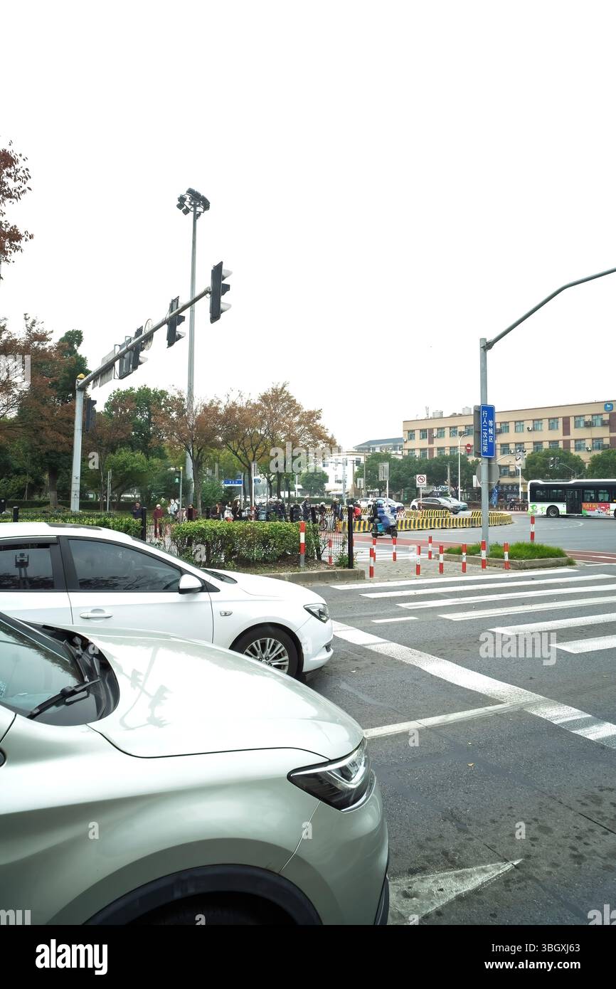 Shanghai, Chine - 7 décembre 2024 passage piétonnier vide aux feux rouges. Banque D'Images