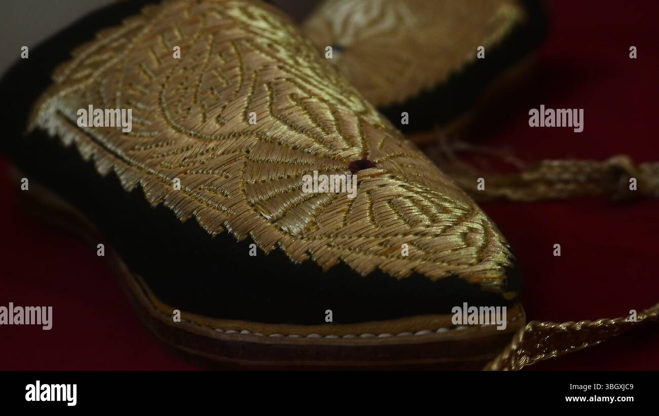 Cherbil brodé (pantoufles marocaines traditionnelles) de la fin du XIXe siècle. Banque D'Images