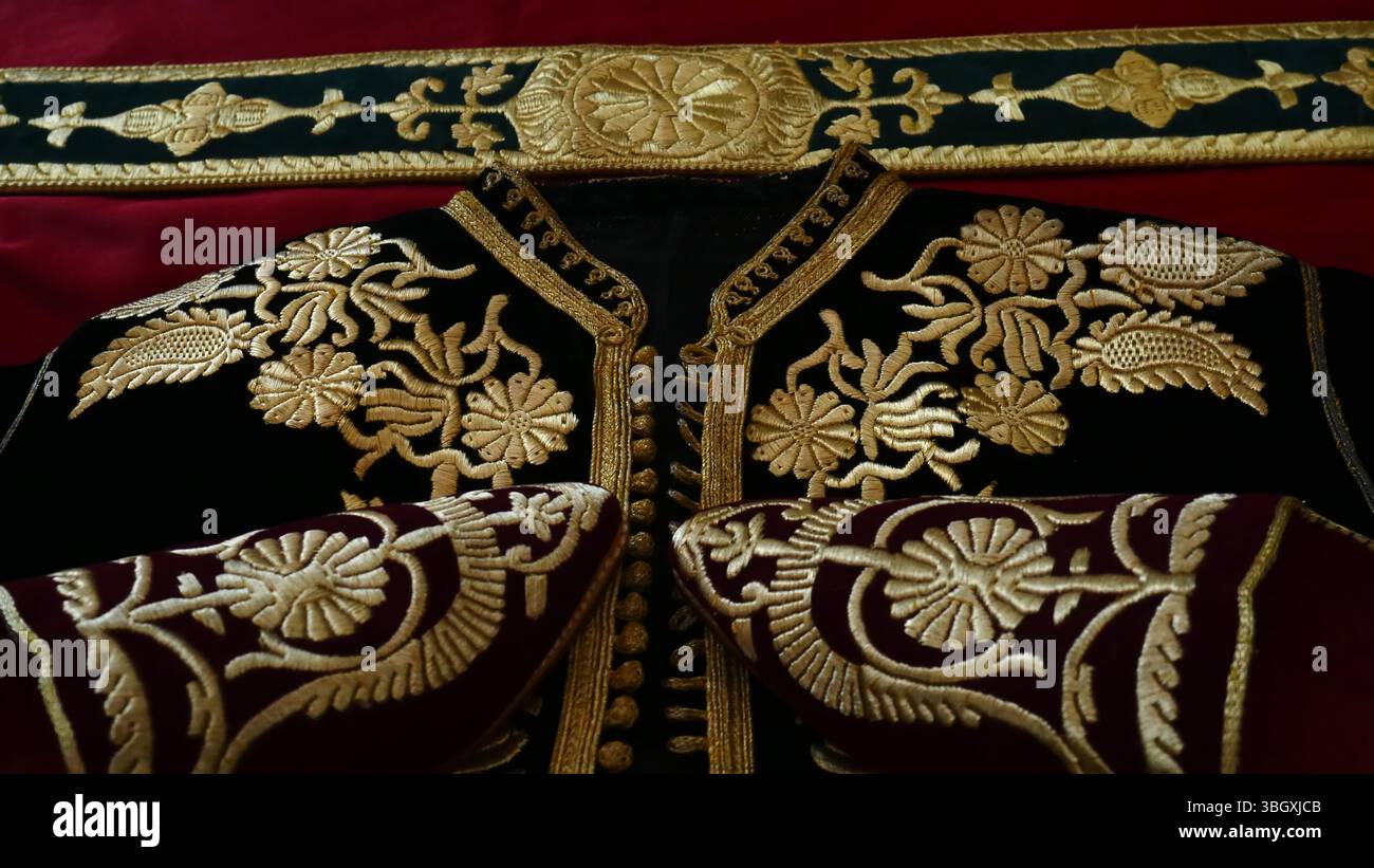 Caftan marocain du XVIIIe siècle, ceinture brodée (Mdama) du début du XXe siècle, chaussons brodés de la fin du XIXe siècle. Banque D'Images