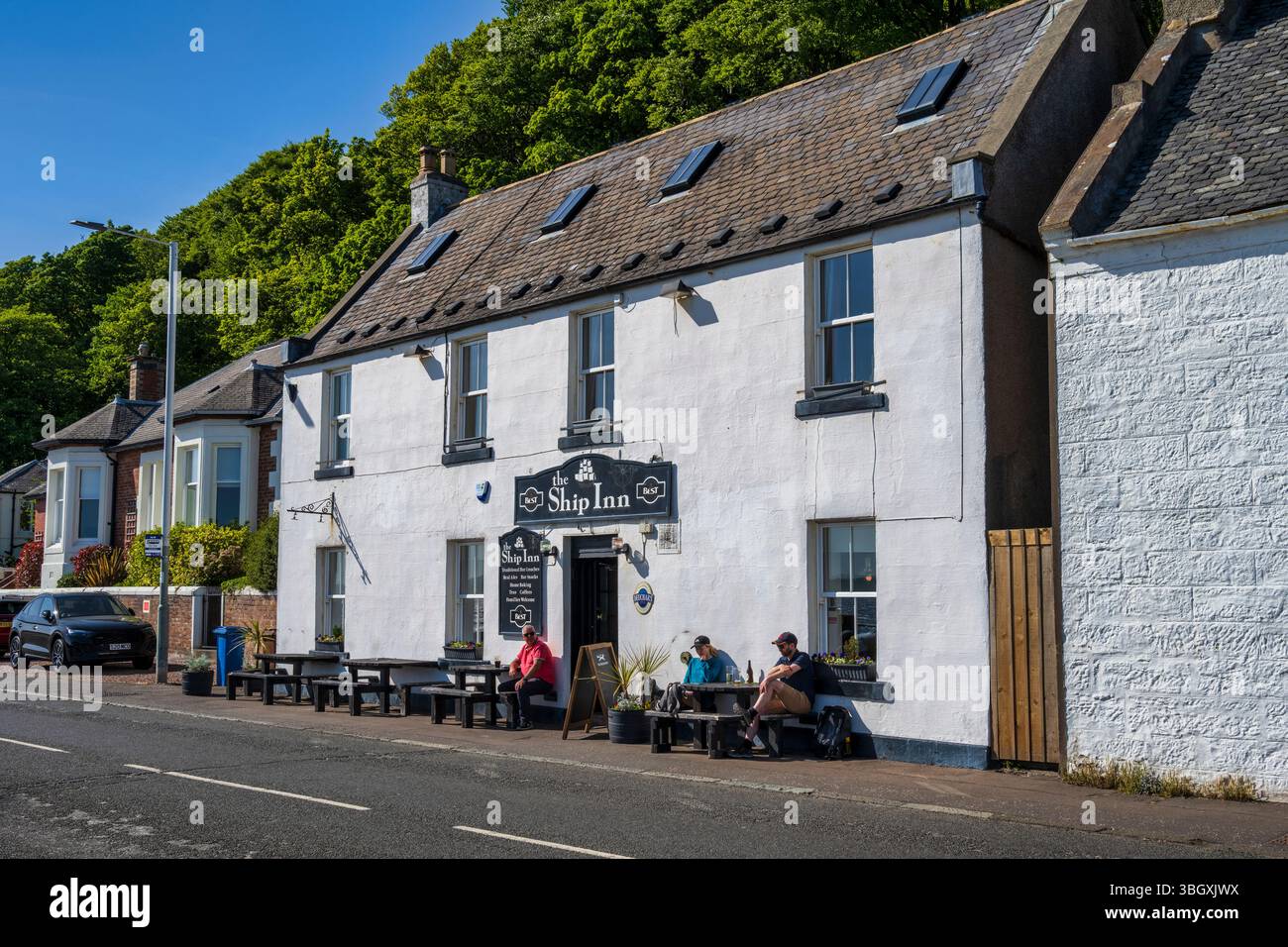 La maison publique Ship Inn dans le village côtier historique de Limekilns à Fife, Écosse, Royaume-Uni Banque D'Images