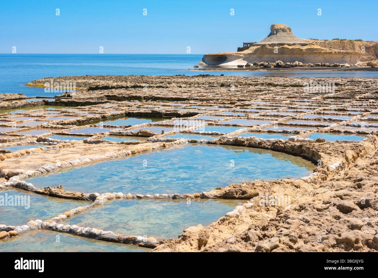 Marais salants de Xwejni, vue sur les anciens marais salants situés le long de la côte à Xwejni, Gozo, Malte Banque D'Images