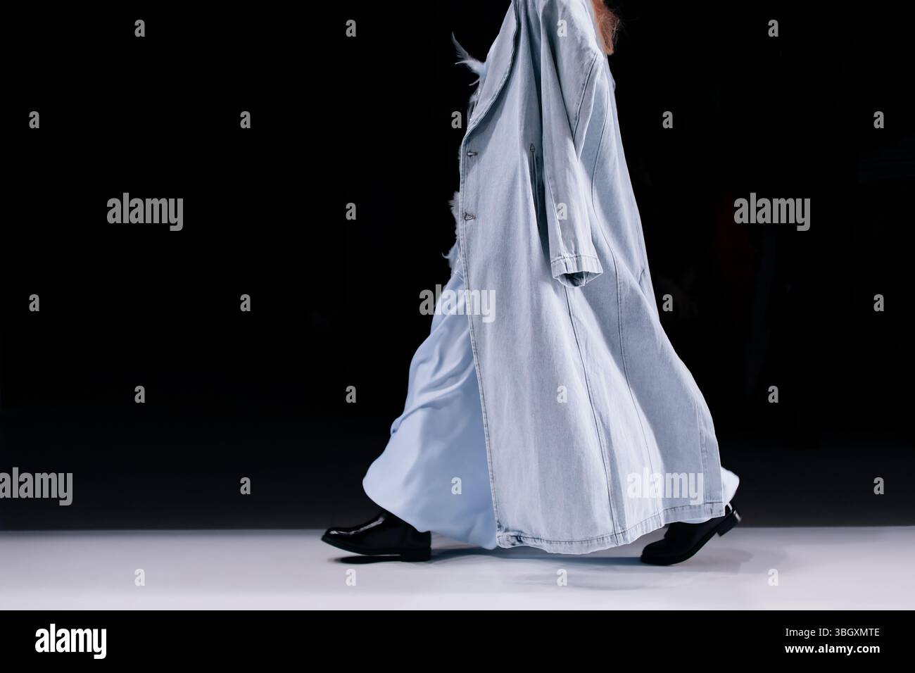 Élégant manteau et robe bleu denim élégant, tissu chic designer sur un corps féminin, mannequin marchant le défilé de mode Runway Banque D'Images