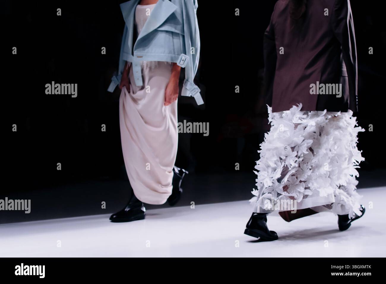 Tenues élégantes de la mode sur les figures féminines, tissu de mode élégant de fantaisie, deux modèles de mode marchant le défilé de mode Runway Banque D'Images