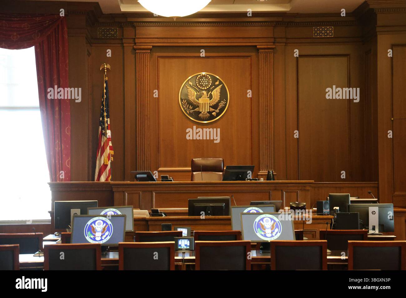 New York, États-Unis. 06 juin 2025. Vue du banc du juge depuis l'audience à l'intérieur d'une salle d'audience fédérale semblable à la salle où se tient le procès de Sean (P. Diddy) Combs au tribunal du district fédéral de Manhattan le vendredi 6 juin 2025. Photo de la piscine par Jefferson Siegel/UPI crédit : UPI/Alamy Live News Banque D'Images