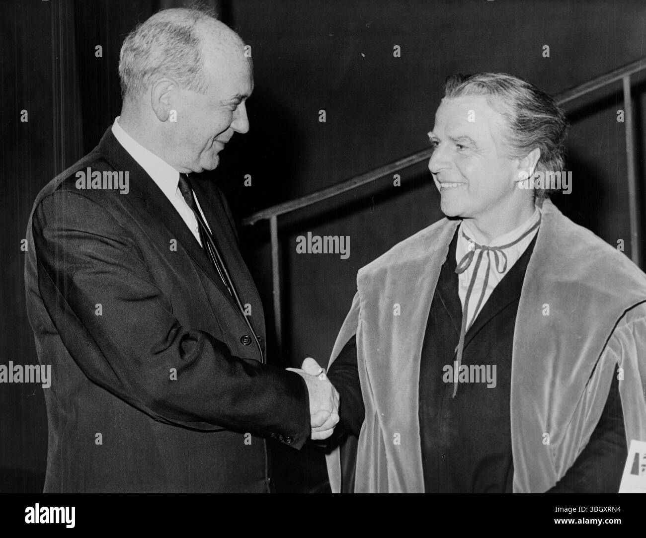 Le secrétaire d'État AMÉRICAIN Dean Rusk (à gauche) félicite l'acteur britannique Emlyn Williams pour sa performance alors qu'ils se rencontraient dans les coulisses après la projection de 'A Man for All Seasons'. 16 août 1962 Banque D'Images